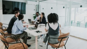 Réunion d’équipe professionnelle dans un cadre lumineux — accompagnement collectif sur-mesure