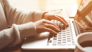 Cadre en réflexion au bureau, mains sur le clavier – coaching individuel pour redonner du sens à sa carrière